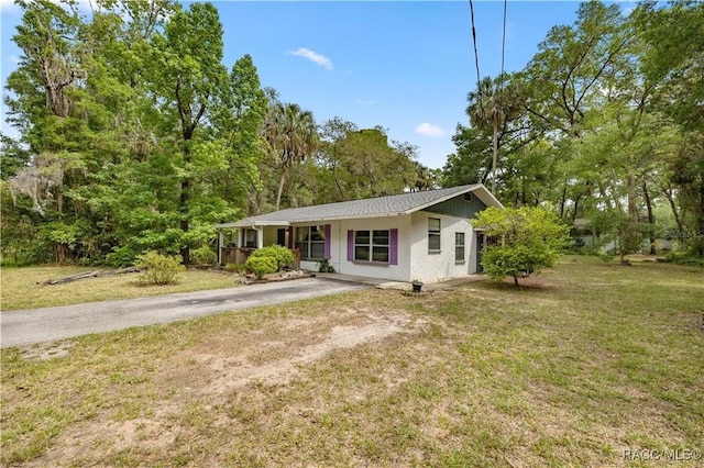 9708 W Hawthorne St, Crystal River, FL 34428 - view of front of property featuring stucco siding, driveway, and a front yard