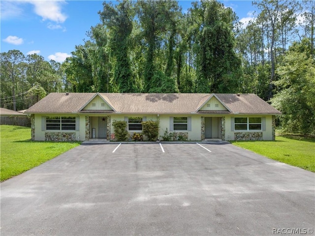 ranch-style house featuring a front lawn