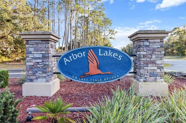 view of community / neighborhood sign