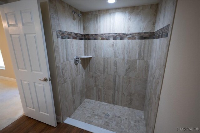 7792 N Susan Ave, Dunnellon, FL 34433 - bathroom featuring tiled shower, recessed lighting, and wood finished floors
