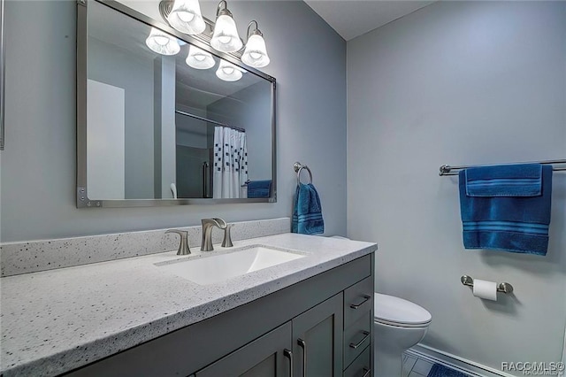 1309 Longboat Pt, Inverness, FL 34450 - full bath featuring a chandelier, toilet, curtained shower, and vanity