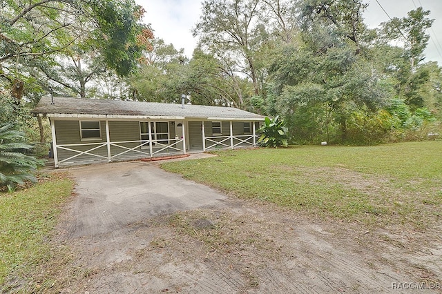 view of front facade featuring a front yard