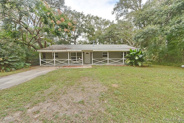 view of front of house featuring a front lawn