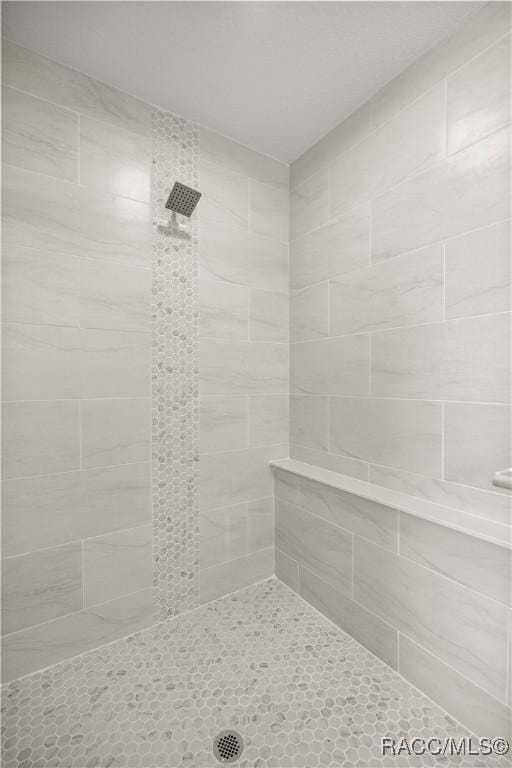 bathroom featuring tiled shower