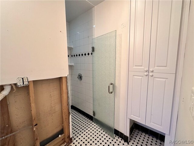 1203 SE Kings Bay Dr, Crystal River, FL 34429 - bathroom featuring a shower stall