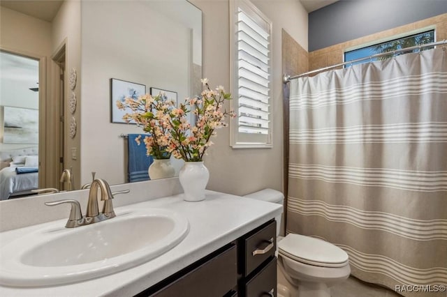 full bathroom featuring toilet, a shower with curtain, and vanity