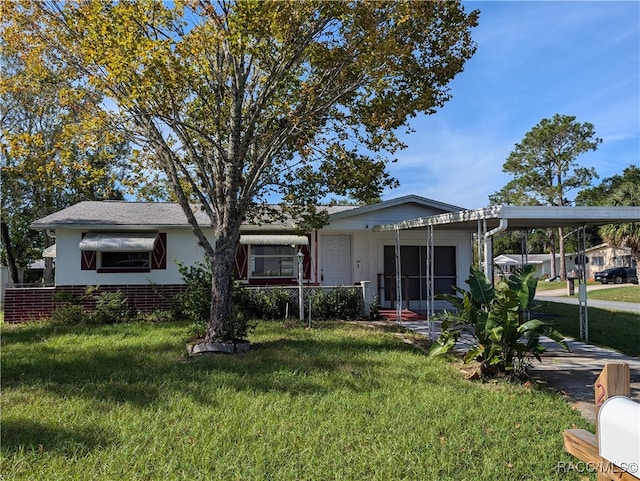 view of front of home featuring a carport and a front lawn