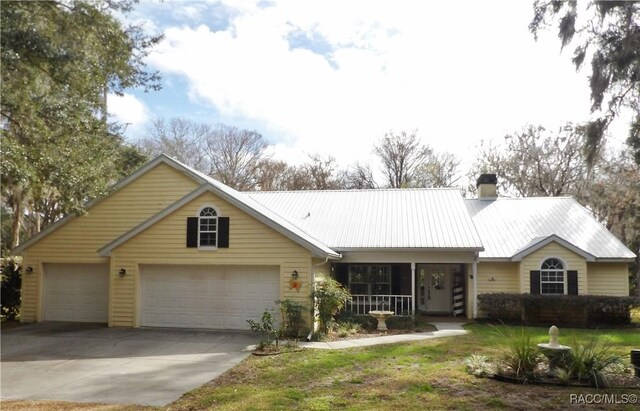 view of front of home featuring a front lawn and a garage