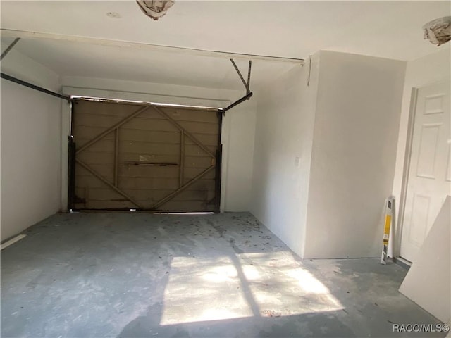 11 S Tyler St, Beverly Hills, FL 34465 - view of garage
