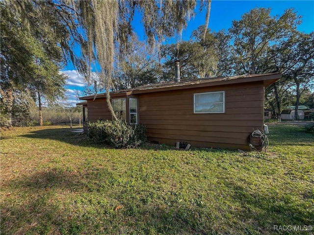 view of side of property featuring a lawn