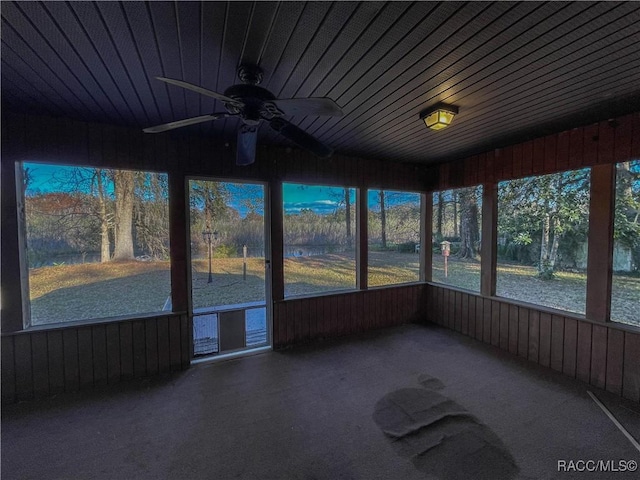 unfurnished sunroom featuring a healthy amount of sunlight and ceiling fan