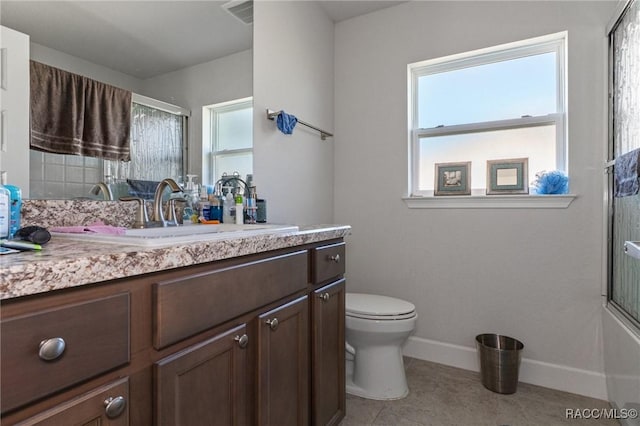 full bath featuring toilet, bath / shower combo with glass door, vanity, visible vents, and baseboards