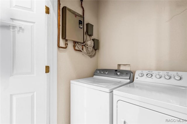 2168 N Watersedge Dr, Crystal River, FL 34429 - laundry area with washing machine and clothes dryer