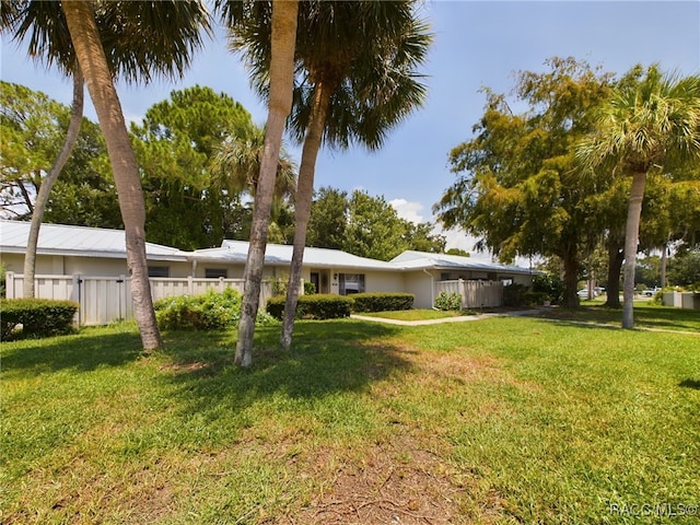 view of front of home featuring a front yard