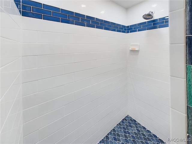 bathroom featuring tiled shower