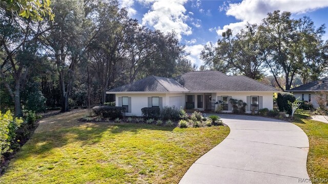 single story home featuring a front lawn