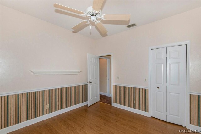 unfurnished room featuring ceiling fan and wood-type flooring