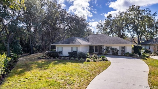 3356 N Bent Tree Pt, Lecanto, FL 34461 - ranch-style house featuring curved driveway, a front yard, and stucco siding