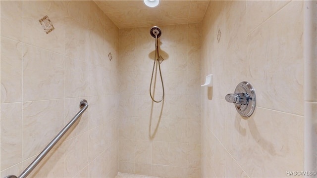 bathroom featuring a tile shower