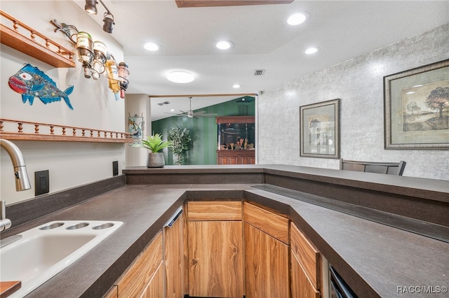 bar featuring a sink, a ceiling fan, visible vents, and recessed lighting