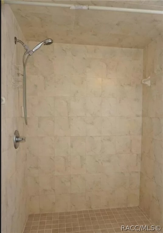 bathroom featuring tiled shower