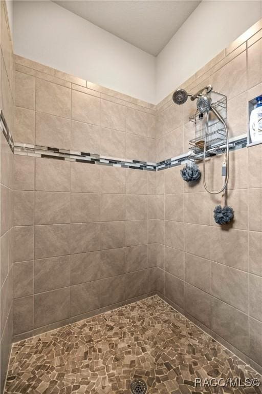 bathroom featuring a tile shower