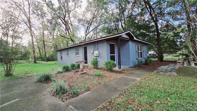 ranch-style house with a front yard