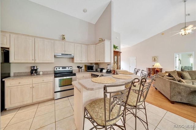 374 W Wason St, Citrus Springs, FL 34434 - kitchen with high vaulted ceiling, stainless steel appliances, under cabinet range hood, open floor plan, and a peninsula