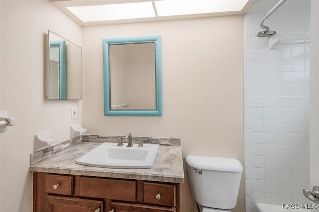 full bathroom with a shower, toilet, and vanity