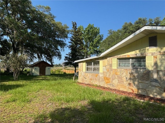 view of yard with a storage shed