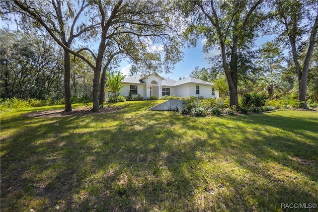 view of front of property featuring a front yard