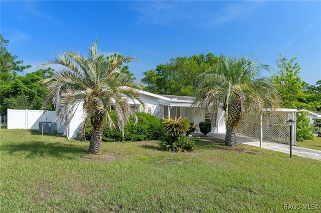 view of front of property featuring concrete driveway