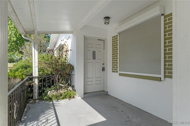 view of exterior entry featuring stucco siding