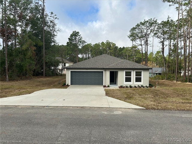 view of front of property featuring a front yard