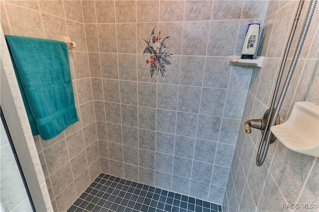 bathroom featuring a tile shower