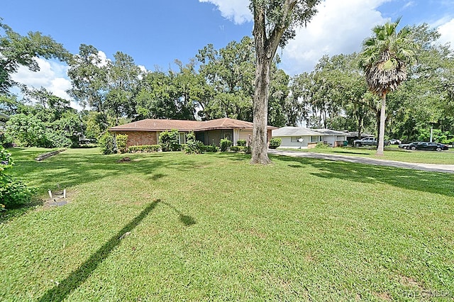 view of front of house featuring a front lawn