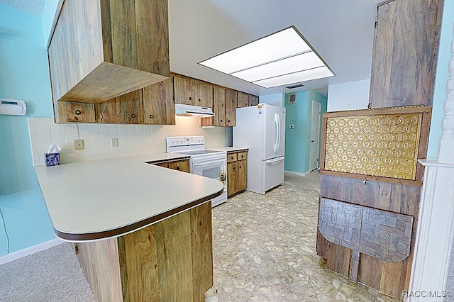 kitchen with kitchen peninsula, decorative backsplash, and white appliances