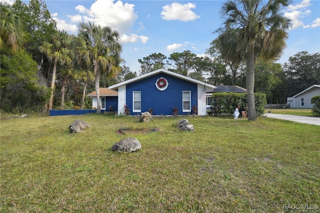 view of front of home featuring a front yard