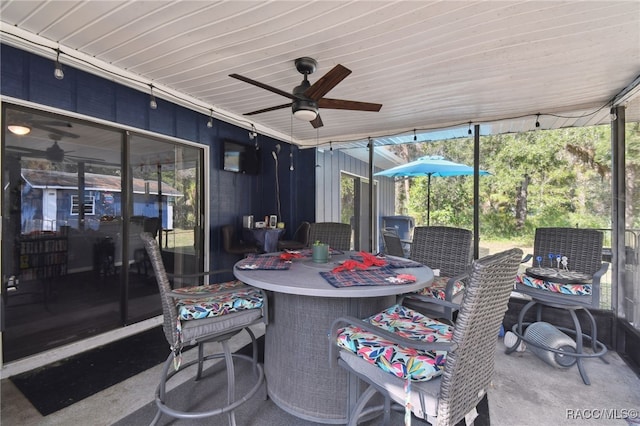 sunroom with ceiling fan