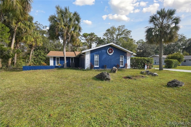 single story home with a front lawn