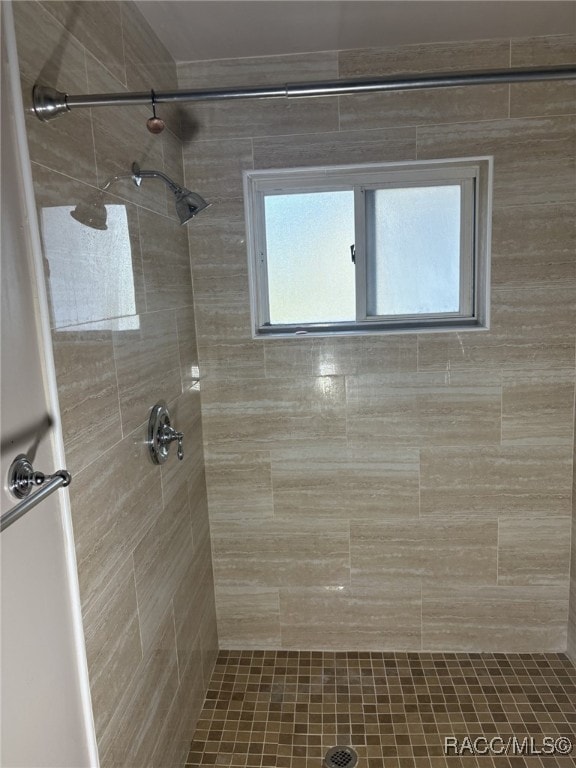 bathroom featuring a tile shower