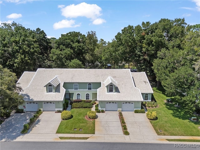 view of front of property with a front yard