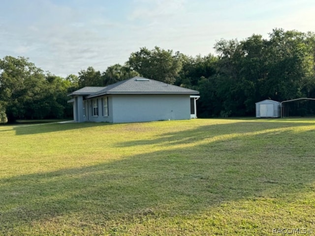 view of yard featuring a shed