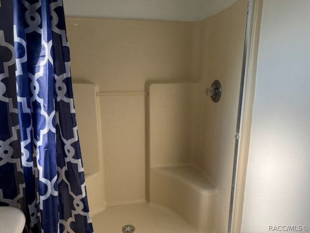 bathroom featuring a shower with shower curtain