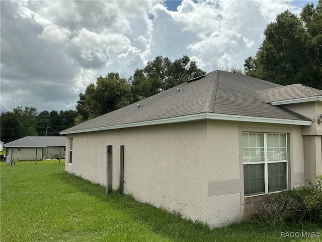 view of side of property featuring a lawn