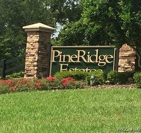 community / neighborhood sign featuring a yard