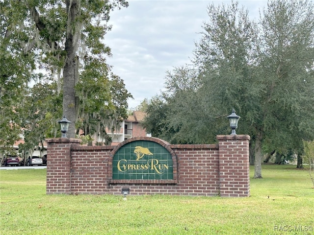 community / neighborhood sign with a lawn