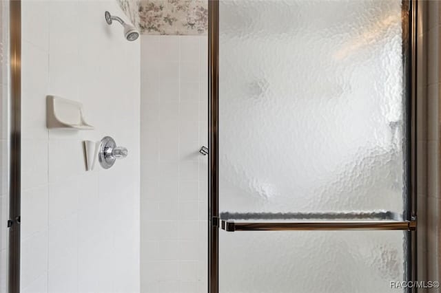 interior details with a shower with shower door