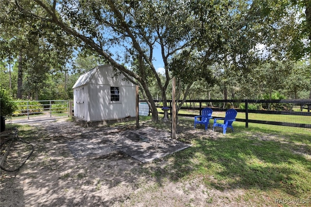 view of yard with an outdoor structure