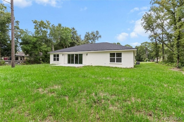 2828 E Celina St, Inverness, FL 34453 - back of property with stucco siding and a yard